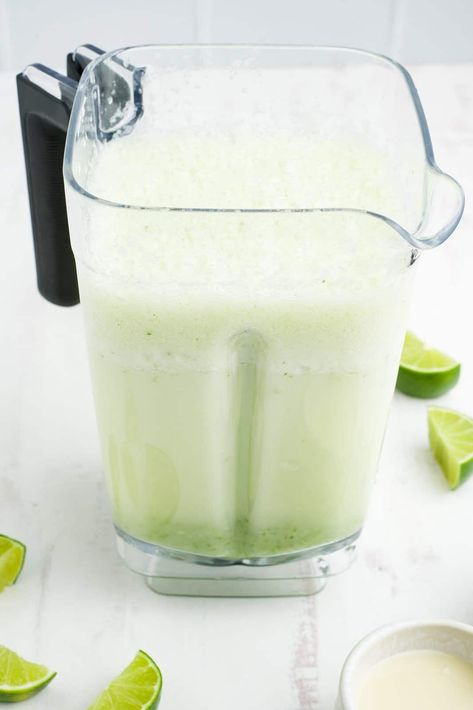 Lime Juice Recipes, Brazilian Drink, Brazilian Lemonade, Lime Lemonade, Brazilian Recipes, Fresh Juices, Lime Peel, Summertime Drinks, Country Cook