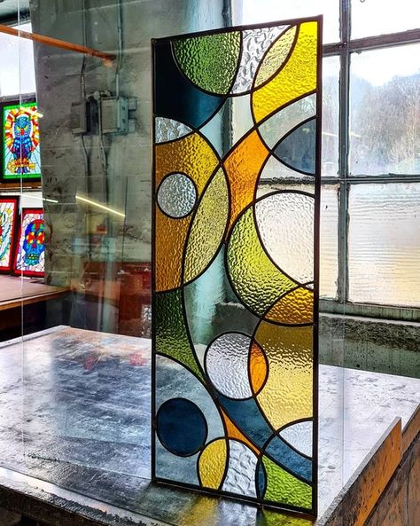 Frosted Sliding Door, Arte Art Deco, Window Glass Design, Diy Stained Glass Window, Glass Painting Patterns, Modern Stained Glass, Privacy Window, زجاج ملون, Stained Glass Door