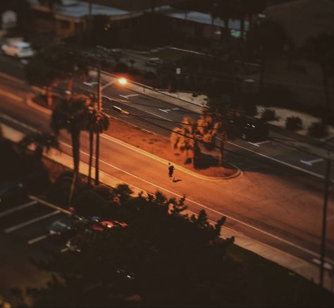 Light Orange Aesthetic, Aesthetic Feelings, Screen Pictures, Black Hour, Running Photography, Photography Light, Street Lights, Orange Aesthetic, Goth Aesthetic