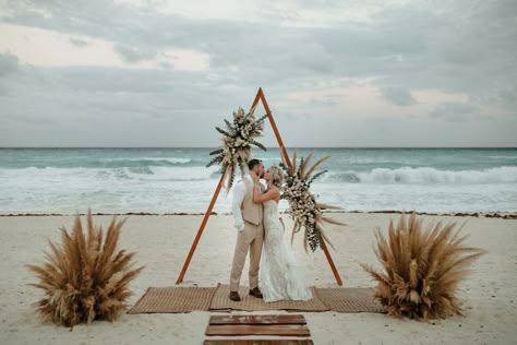 Live Aqua Cancun, Mexican Beach Wedding, Beach Wedding Arch, Diy Beach Wedding, Wedding Setup, Mexican Beaches, Riviera Maya Weddings, Cancun Resorts, Aqua Beach