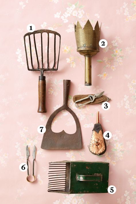 ​Here's the dirt on graphic seed packets, simple blacksmith-made tools, and other picks that sow a stunning display.​ Vintage Garden Tools, Garden Tool Holder, Garden Tool Rack, Creative Garden Decor, Vintage Gardening, Garden Tool Storage, Garden Power Tools, Home Vegetable Garden, Garden Yard Ideas