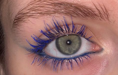 Different Color Mascara, Make Up With Blue Mascara, Makeup Ideas Colourful, Blue Mascara Looks Blue Eyes, Makeup With Blue Mascara, Blue Mascara Blue Eyes, Colored Mascara Looks, Blue Eyeliner Makeup Looks, Blue Mascara Looks