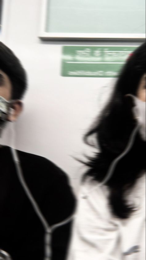 Couple Earphone Aesthetic, Couple Sharing Headphones Aesthetic, Sharing Earphones Couple Aesthetic, Sharing Music Aesthetic, Subway Couple Aesthetic, Sharing Earphones Couple, Sharing Earphones Aesthetic, Sharing Headphones Aesthetic, Couple Listening To Music Aesthetic