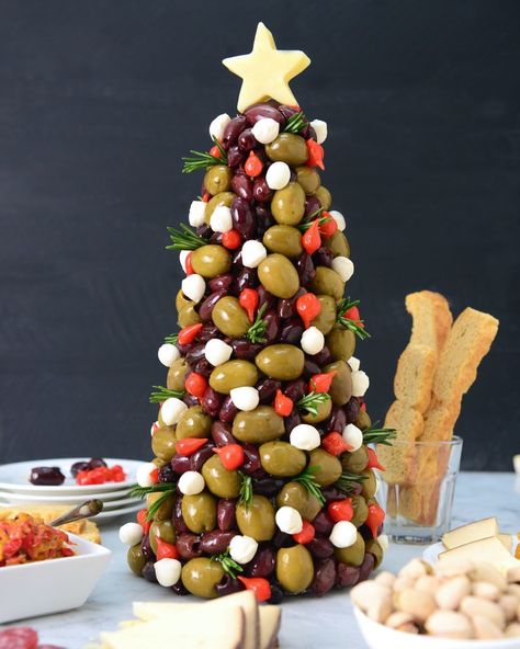 DeLallo Foods on Instagram: “These Olive & Antipasti Christmas Trees are sure to be a hit at any Christmas party! Use the link in our profile to learn how to make…” Christmas Tree Food, Antipasto Platter, Office Christmas Party, Christmas Food Dinner, Xmas Food, Holiday Appetizers, Snacks Für Party, Christmas Party Food, Christmas Cocktails