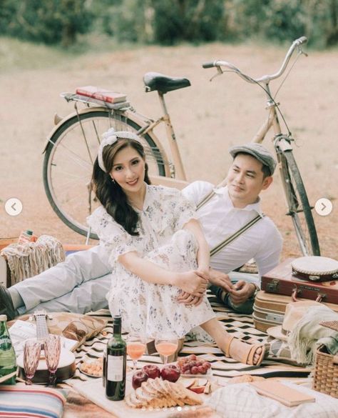 Prenup Photoshoot Ideas Vintage, Vintage Prenup Shoot Outfit, Picnic Prenup Photoshoot, Retro Prewedding Photography, Picnic Prenup Ideas, Prewedding Piknik, Picnic Prewedding, Vintage Prenup, Prenup Outfit