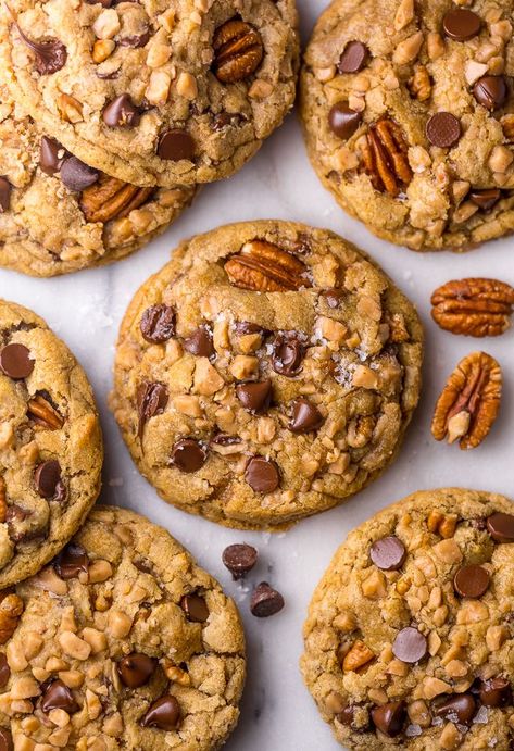 Brown Butter Toffee Cookies #toffeecookies #toffeepecan #pecancookies #brownbuttercookies Brown Butter Toffee Cookies, Butter Toffee Cookies, Brown Butter Cookies, Brown Butter Chocolate Chip Cookies, Baker By Nature, Toffee Cookies, Butter Toffee, Big Cookie, Pecan Cookies