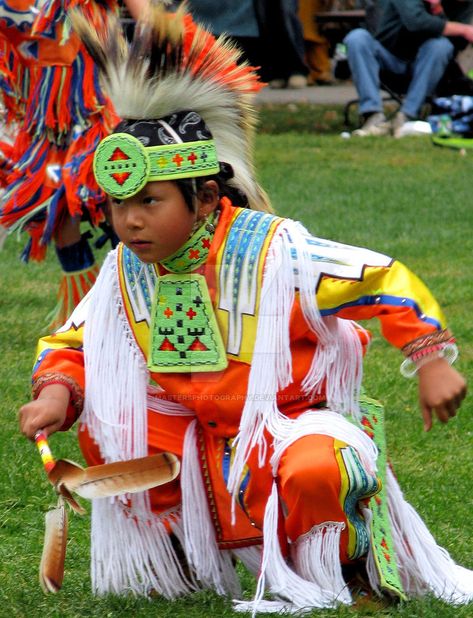 Grass Dancer, Grass Dance Outfits, Queens University, Native Child, Native Regalia, Native American Dance, Native American Children, Jingle Dress, Native American Regalia