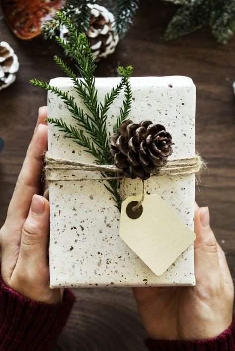 Best Christmas Gift Wrap Ideas Anyone Will Love | Top5 Regalos Aesthetic, Ideas Regalos, Eco Friendly Gift Wrapping, Zero Waste Gifts, Beauty Works, Christmas Guide, Creative Gift Wrapping, Irish Gifts, A Present