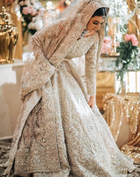 Gurdwara Outfit, Walima Aesthetic, Extravagant Dresses, Pakistani Attire, शादी की तस्वीरें, Pakistani Aesthetic, Desi Aesthetics, Walima Dress, Desi Wedding Dresses