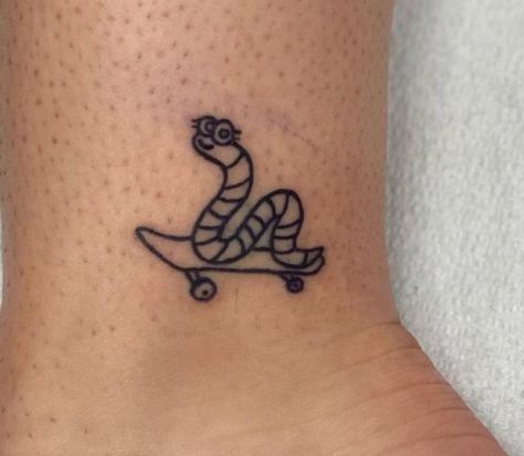 Cute Worm Tattoo, Inch Worm Tattoo, Earthworm Tattoo, Skateboard Tattoo Ideas, Worm Tattoo, Skate Tattoo, Skateboard Tattoo, Bunny Makeup, Minimalist Tattoo Meaning