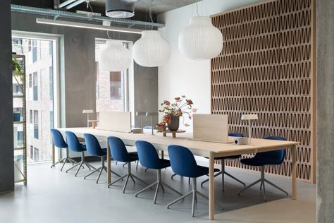 Fellow Workspace, Project Referencec Coworking Desk, Muuto Lighting, Office Wall Design, Office Space Corporate, Office Space Design, Showroom Interior Design, Big Table, Collaboration Space, Workplace Design