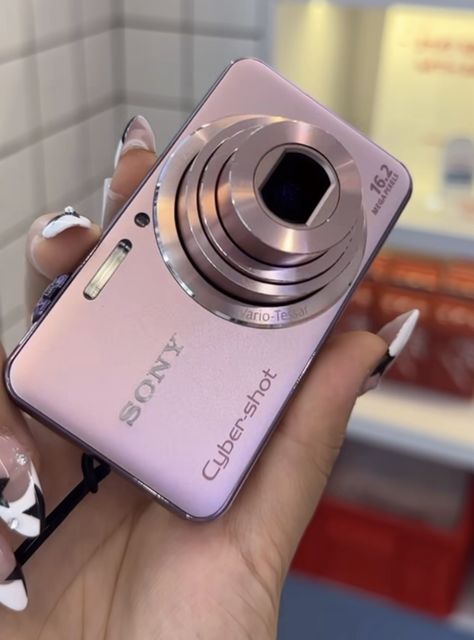 Cute Camera, Retro Gadgets, Camera Digital, Small Camera, Point And Shoot Camera, Birthday List, Birthday Wishlist, Vintage Cameras, Digital Cameras