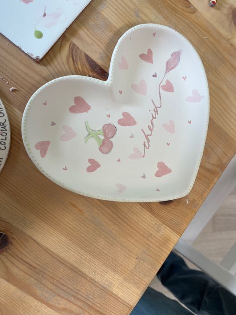 Pottery Painting Heart Plate, Ceramic Cafe, Heart Shaped Bowls, Clay Diy Projects, Keramik Design, Ceramic Ideas, Cute Kitchen, Pink Kitchen, Clay Jewelry Diy