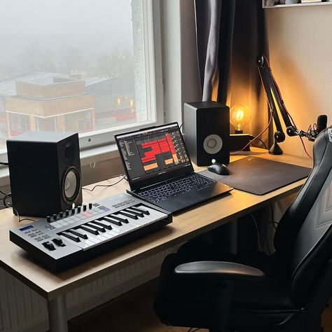 Home Recording Setup, Music Production Desk Studio Setup, Bedroom Producer Studio, Music Setup Bedroom, Home Music Studio Decor, Home Studio Aesthetic, Bedroom Studio Music, Bedroom Music Studio, Music Production Studio