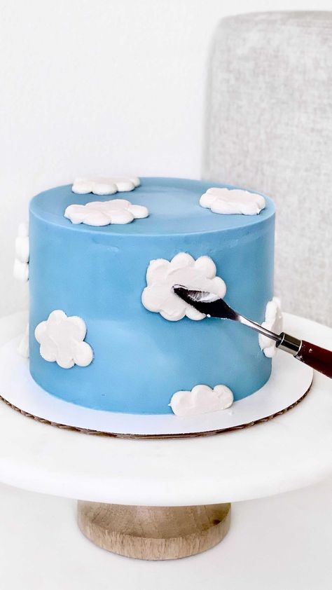 Buttercream Clouds On Cake, How To Make Clouds On A Cake, Piping Clouds On Cake, Pink Cloud Cake, Edible Clouds For Cake, Cloud Smash Cake, Clouds Theme Cake, Cloud Nine Cake Ideas, Blue Cake With Clouds