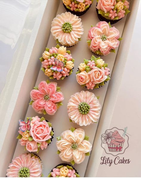 Floral Birthday Cupcakes, Diy Pastries, Bouquet Cupcakes, Aesthetic Baking, Cupcakes Design, Lily Cake, Honey Suckle, Decorated Cupcakes, Cupcake Maker