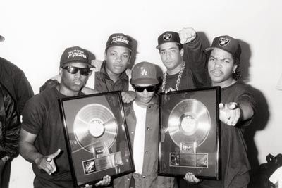 NWA receiving platinum plaques for "Eazy-Duz-It" and "Straight Outta Compton" - Imgur Nwa 90s, Nwa Movie, Gangsta Rap Hip Hop, 90s Black Men, Old School Pictures, 90s Rappers, Gangster Rap, Outta Compton, Straight Outta Compton