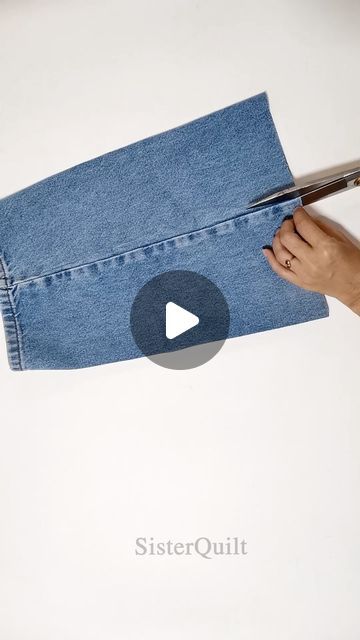 Jean Bags Pattern Ideas, Bag From Jeans, Jeans Recycle Ideas, Diy Jeans Bag Tutorial, Recycled Jeans Bag, Denim Bag Patterns, Handbag Sewing Patterns, Denim Crafts Diy, Diy Bags Patterns