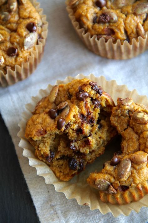 Oat Greek Yogurt Muffins, Muffins With Greek Yogurt, Pumpkin Oat Muffins, Healthy Pumpkin Muffins, Greek Yogurt Muffins, Pumpkin Oats, Yogurt Muffins, Banana Oat, Healthy Pumpkin