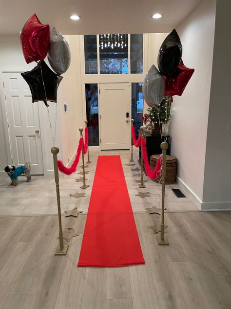 Award Night Theme Party, Birthday Red Carpet, Walk Of Fame Party Ideas, Award Show Party, Diy Red Carpet Decorations, Red Carpet Birthday Theme, Red Carpet Christmas Party, Celebrity Birthday Parties, Celebrity Theme Party