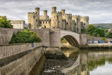 Northern Wales, Castle Parts, Castle Exterior, Wales Holiday, Castles In Wales, Castles To Visit, Himeji Castle, Wales Travel, Snowdonia National Park