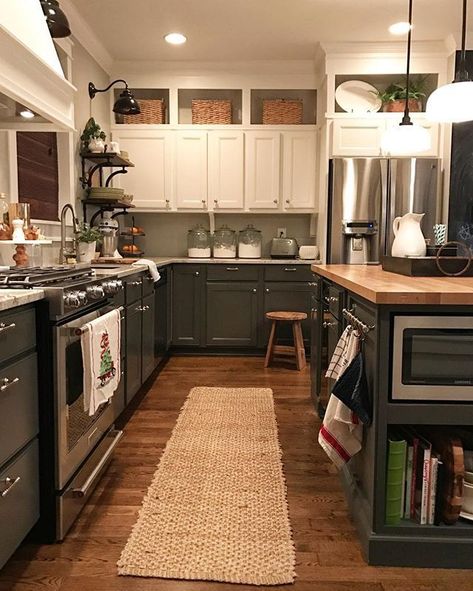 Kitchen Cabinets Dark Bottom Light Top, Two Tone Kitchen Cabinets, Brown Kitchen Cabinets, Interior Simple, Kitchen Cabinets Ideas, Craftsman Kitchen, Two Tone Kitchen, Farmhouse Kitchen Cabinets, Cabinets Ideas