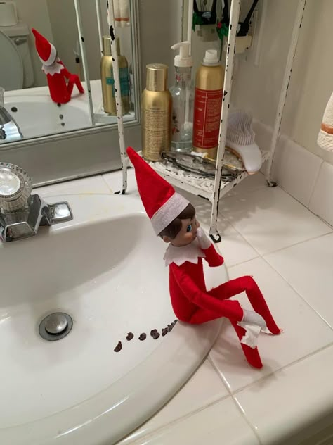 Elf popping chocolate chips - Elf on The Shelf Idea Elf On The Shelf Chocolate, Elf On The Shelf Idea, Elf Ideas Easy, Elf Ideas, Nashville Tennessee, Here Comes, On The Shelf, Chocolate Chips, Elf On The Shelf