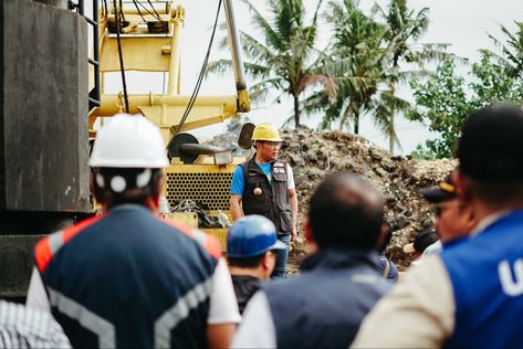 Gubernur Jawa Barat memberikan semangat kepada pekerja lapangan di proyek pembangunan jembatan sodongkopo di Pangandaran. Open Office, The Leader, Quick Saves