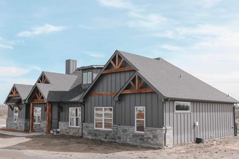 Grey Siding With Stone, Gray Barndominium Exterior, Lodge Home Exterior, Grey Barndominium Exterior, Grey Barndominium, Gray Barndominium, Gray Garage, Barndominium Exterior, Grey Siding