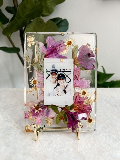 Turn your favorite photo(s) into a polaroid and have it framed in resin with real beautiful pressed flowers. The perfect gift for birthdays, anniversaries, weddings, graduations, pets, and any special occasion! Flower Photo Frame, Instax Frame, Floral Preservation, Bouquet Preservation, Flower Gift Ideas, Frame Gift, Diy Resin Art, Diy Resin Crafts, Resin Flowers