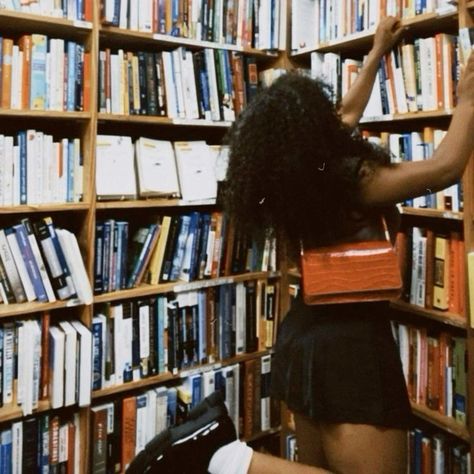 A praying woman is a powerful woman ✨ Kenny Core, Work On Yourself For Yourself, Book Worm Aesthetic, Worm Aesthetic, A Praying Woman, Black Girlhood, Tara Jones, Take What You Need, Library Aesthetic