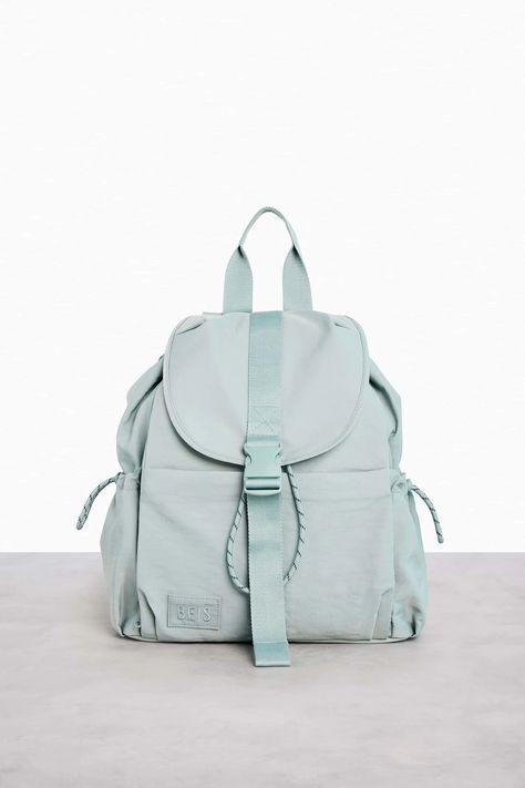 Béis Just Launched The Sporty Collection Of Our Dreams #refinery29 https://www.refinery29.com/en-us/beis-sport-collection-bags Tenniscore Aesthetic, Sport Backpack, Tennis Bag, Pickle Ball, Free Sport, Athletic Gear, Shay Mitchell, Baby 2, Cute Backpacks