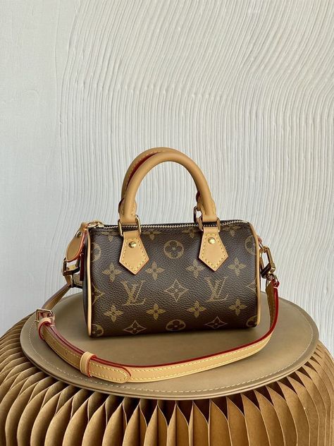 Black Woman Luxury Aesthetic, Uni Bag, Photography Bags, Louis Vuitton Collection, Aesthetic Bags, Handbag Essentials, Girly Bags, Bags And Shoes, Fancy Bags