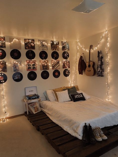 vintage room | room idea | cozy room | comfy room | teen girl room | records | record played | pallet bed | the beatles | guitar | converse | Room Teen Girl, Country Girl Rooms, Beatles Room, The Beatles Guitar, Western Room Ideas, Room Comfy, Comfy Room, Girls Room Diy, Beatles Guitar