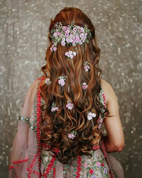 Western Hairstyles, Traditional Indian Saree, Hairstyles With Curls, Reception Hairstyles, Lehenga Hairstyles, Bridal Hair Decorations, Engagement Hairstyles, Best Bridal Makeup, Bridal Hair Buns