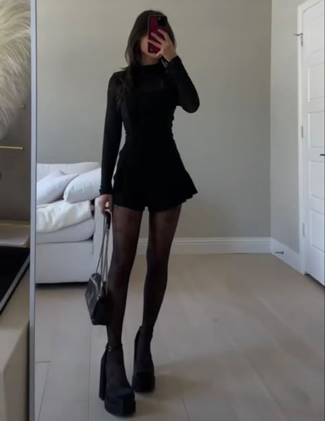 New Years Eve Clubbing Outfits, All Black Skirt Outfit, Diner Outfits, Full Black Outfit, Corset Fashion Outfits, Outfit Elegantes, Estilo Indie, Miniskirt Outfits, Minimal Outfit