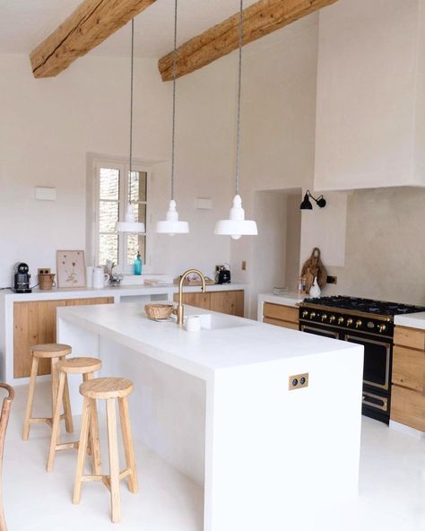 Zoé de Las Cases on Instagram: “Kitchen full of light with @thea.meneur ✨✨✨menuiserie by @laurentpasse #decor #kitchen #southoffrance #zoedelascases” Japandi Kitchen, Barn Kitchen, Instagram Kitchen, French Farmhouse, Minimalist Kitchen, Kitchen Style, Zara Home, Rustic Design, Decor Kitchen