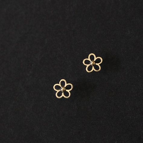 Ring Designs Diamond, Unusual Rings Design, Small Earrings Gold, Simple Gold Earrings, Flower Earrings Gold, Butterfly Earring, Butterfly Earrings Gold, Unusual Rings, Mini Earrings