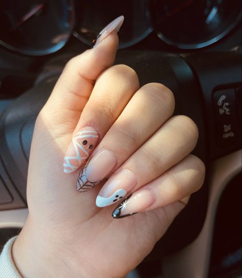 Halloween Nails Ghost And Spider Web, Halloween Nails Inspo Almond, Cat Design On Nails, Spider Web And Ghost Nails, Orange And White Halloween Nails, Ghost And Mummy Nails, Ghost And Spider Web Nails, Mexican Halloween Nails, Mummy Halloween Nails