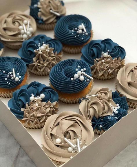 Buttercream Frosting Flowers, Dessert Cravings, Cupcake Inspiration, Frosting Flowers, Elegant Cupcakes, Baking Decor, Cupcake Decorating Tips, Fancy Cupcakes, Vanilla Cupcake Recipe