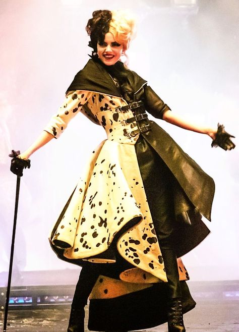 Cruella De Vil Costume Ideas, Cruella Deville Makeup, Emma Stone Outfit, Cruella Deville Costume, Cruella Costume, Future Costume, Disney Live Action Movies, Queen Of Hearts Costume, Punk Looks