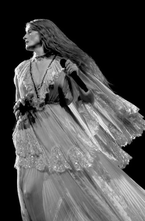 Florence Welsh, Florence Welch Style, Dolce Far Niente, Florence Welch, Florence The Machines, Style Icons, Florence, Veil, Pretty People