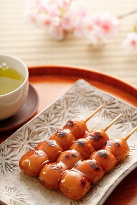 Japanese Vacation, Hot Green Tea, Mitarashi Dango, Chinese Candy, Rice Dumplings, Japanese Desserts, Dream Food, Hot Green, Japanese Sweet