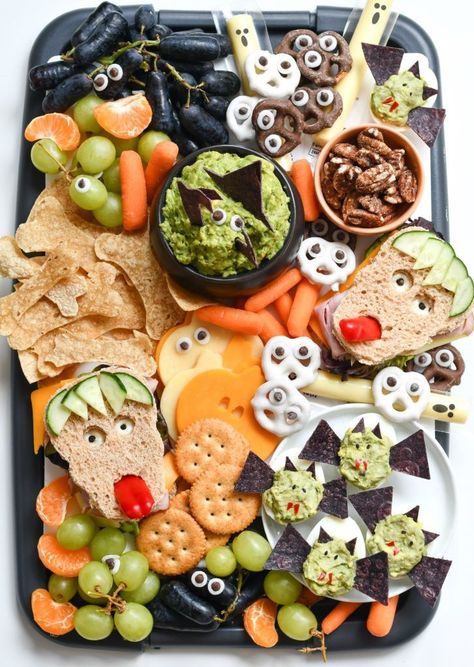 Instead of tons of  candy, you can make these easy Halloween snack ideas that you can actually feel good about feeding to your family, thanks to Whole Foods. #halloweenforkids #halloweenrecipes #funfoodforkids Easy Halloween Snack Ideas, Halloween Appetizers For Adults, Halloween Snack Ideas, Halloween Appetizers Easy, Easy Halloween Snacks, Postres Halloween, Recetas Halloween, Kids Halloween Food, Vegan Halloween