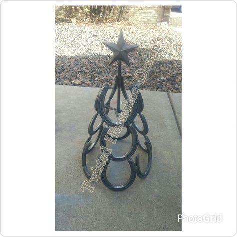 Round horseshoe Christmas tree Horseshoe Christmas Tree, Horseshoe Christmas, Weird Ideas, Horseshoe Crafts Projects, Welding Ideas, Horseshoe Decor, Horseshoe Crafts, Shoe Ideas, Horseshoe Art