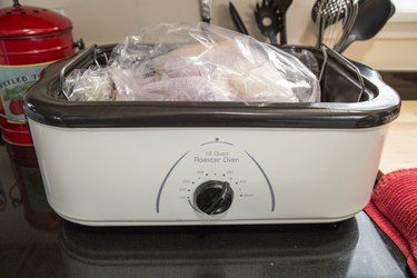 Cook Turkey In Roaster, Electric Turkey Roaster, Turkey In Electric Roaster, Turkey In Roaster Oven, Roaster Oven Recipes, Turkey In Oven, Roaster Recipes, Turkey Roaster, Oven Bags