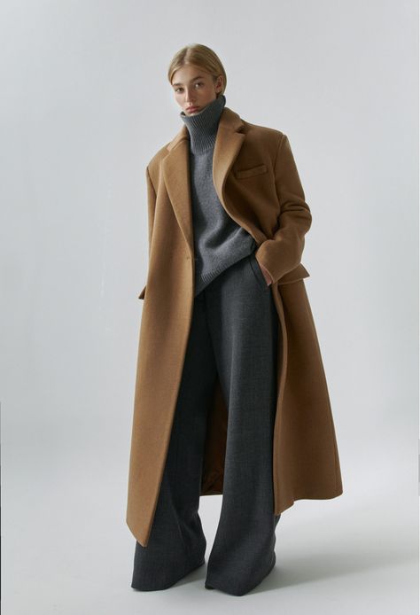 Maxmara Coat Outfit, Minimalist Winter Outfits Women, Classy Chic Winter Outfits, Minimalism Outfit Aesthetic, Diva Style Outfits, Brown Coat Outfit Casual, Walk Outfit Winter, Brown Long Wool Coat For Cold Weather, Timeless Chic Outfits