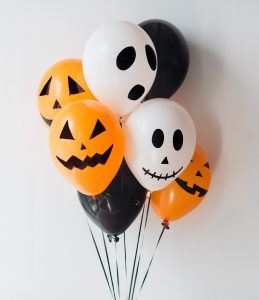 Halloween Balloons Decorations, Halloween Classroom Decorations, Halloween Infantil, Deco Ballon, Halloween Party Balloons, Halloween Baby Shower Theme, Halloween House Party, Halloween Balloons, Scary Halloween Costumes