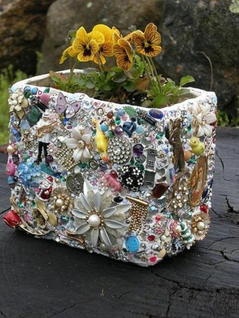 Do you have a jewelry box full of costume jewelry that you just don’t ever wear? Have you ever wondered what to do with all that jewelry? I’ve been collecting vintage jewelry for years and have always wondered if there is something else that I could do with some of the broken or otherwise unworn... Mosaic Planters, Hantverk Diy, Upcycle Garden, Plant Box, Vintage Jewelry Crafts, Mosaic Garden, Mosaic Ideas, Mosaic Projects, Mosaic Diy