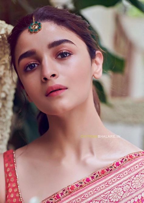 Alia Bhatt Saree, Alia Bhatt Photoshoot, Workout Goals, Celebrity Makeup Looks, Leandra Medine, Beautiful Red Dresses, Indian Look, Chique Outfits, Sonakshi Sinha